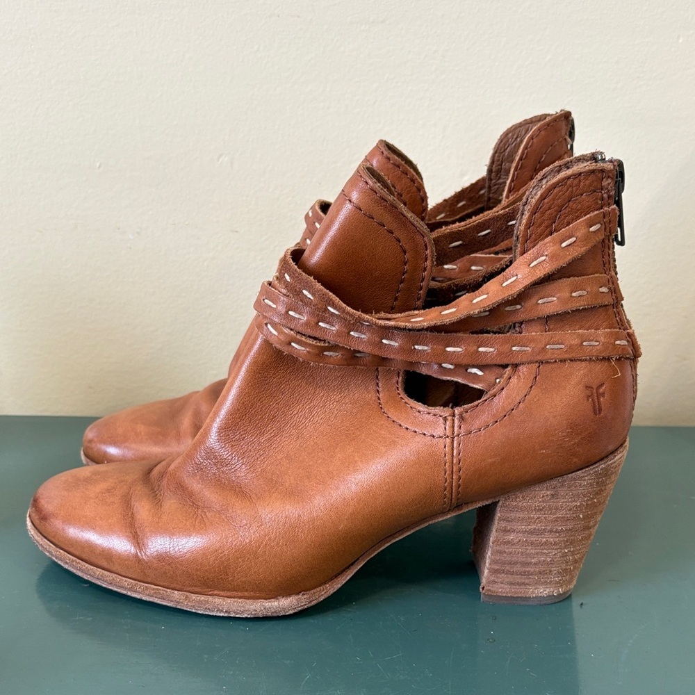 Women's Frye Naomi Picklestitch Shootie Ankle Bootie in Brown Leather. Size 7.5